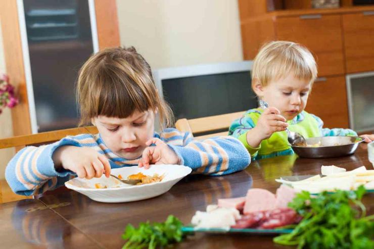 Bambini che mangiano 