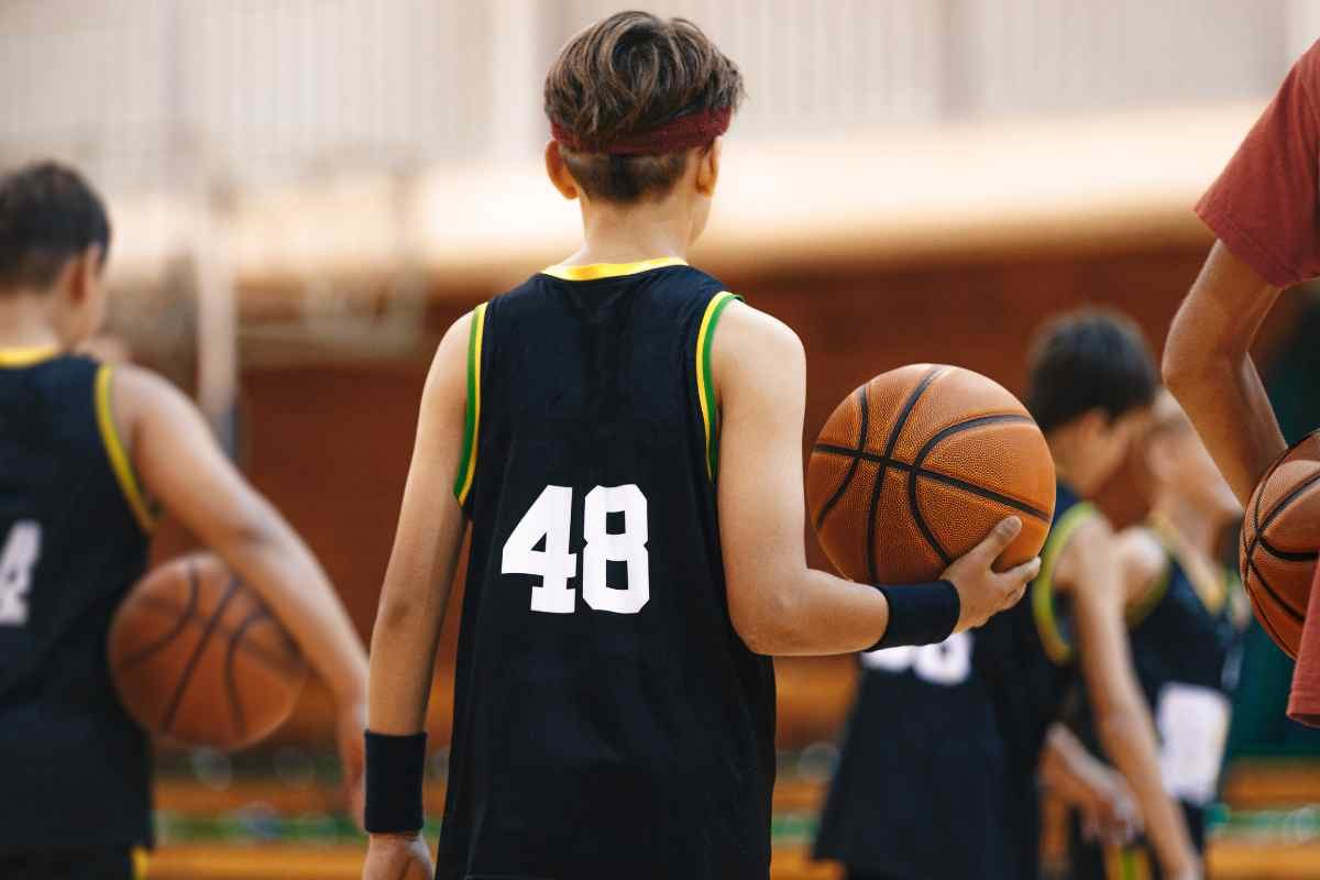 Bambini giocano a basket