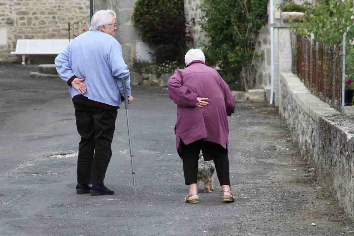 coppia di anziane che camminano