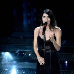 La cantante Giorgia canta sul palco dell'Ariston