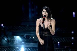 La cantante Giorgia canta sul palco dell'Ariston