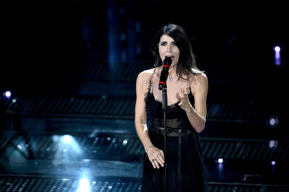 La cantante Giorgia canta sul palco dell'Ariston