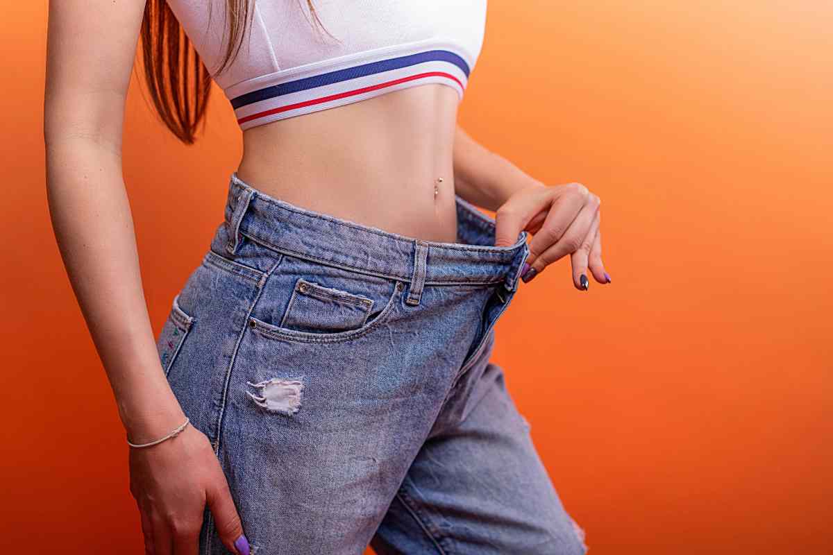 ragazza magra con jeans larghi